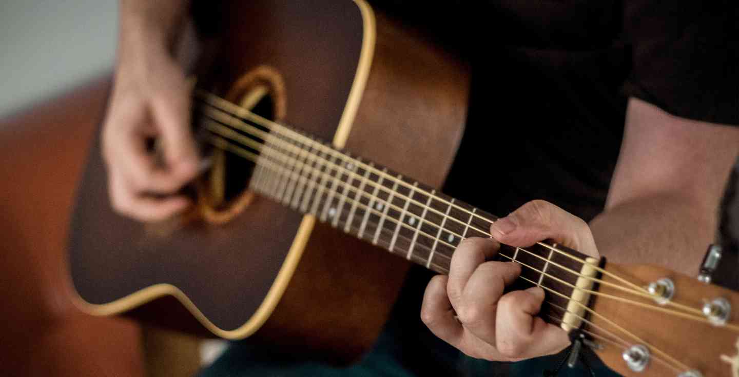 Aprender a Tocar Violão: Um Caminho para a Mente e a Alma