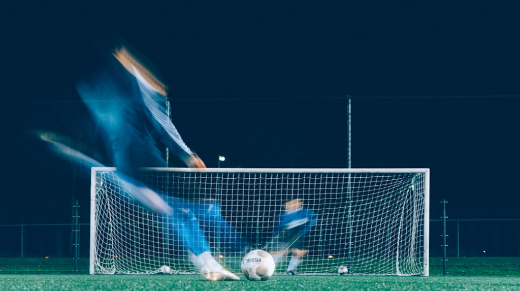 timelapse photo of soccer player kicking ball — Foto por Jannes Glas na Unsplash
