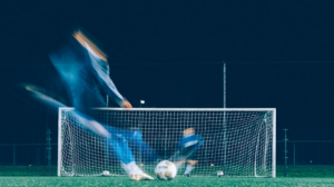timelapse photo of soccer player kicking ball — Foto por Jannes Glas na Unsplash