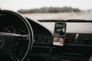 smartphone turned-on in vehicle mount inside vehicle — Foto por Isaac Mehegan na Unsplash