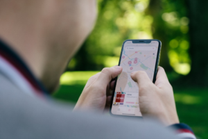 person holding silver iphone 6 — Foto por CardMapr.nl na Unsplash