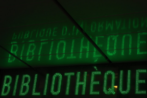 green and white led light signage — Foto por Alessandro Venturi na Unsplash